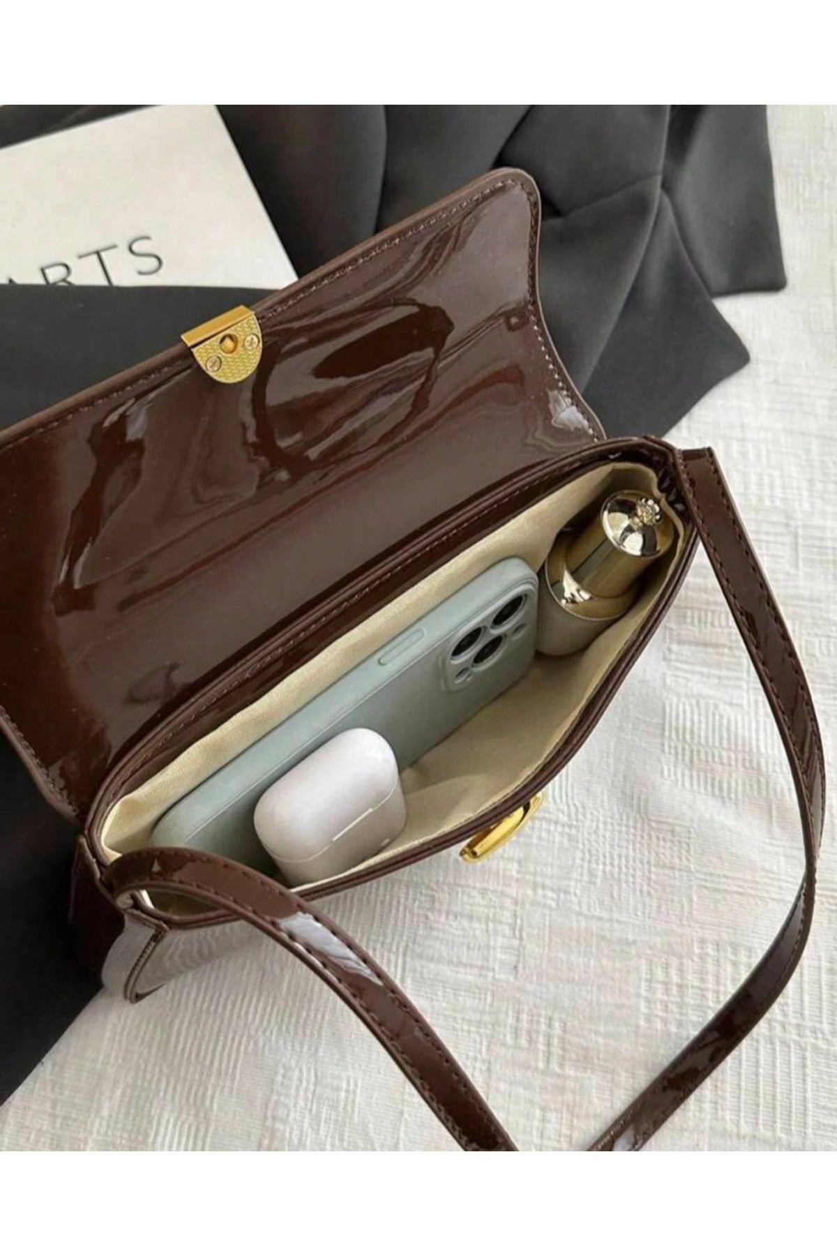 Liva Rugan Kadın Vintage Gold Tokalı Retro Model El ve Omuz Çantası - Rugan Kahverengi