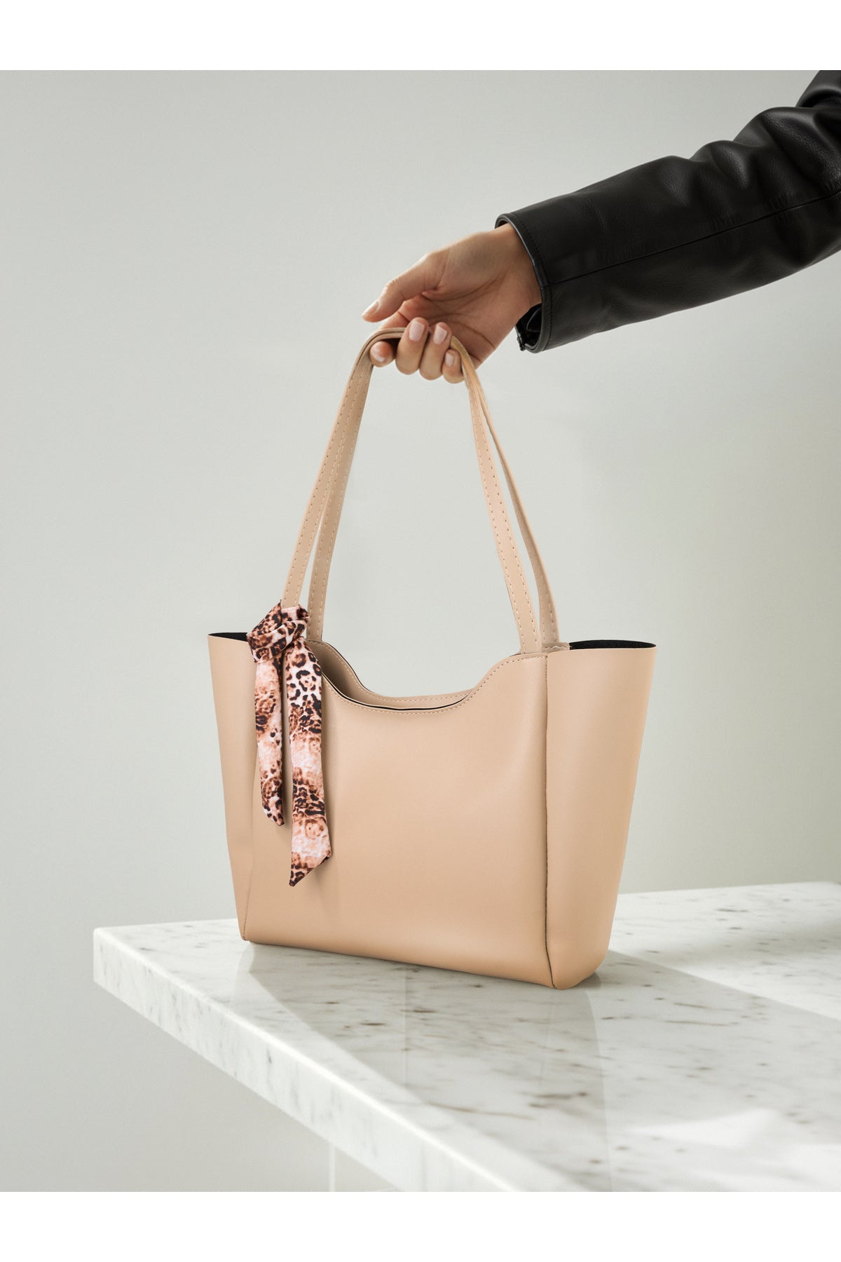 Kadın Fularlı Fermuarlı Shopper El ve Omuz Çantası (Fular Rengi Değişebilir) - Krem