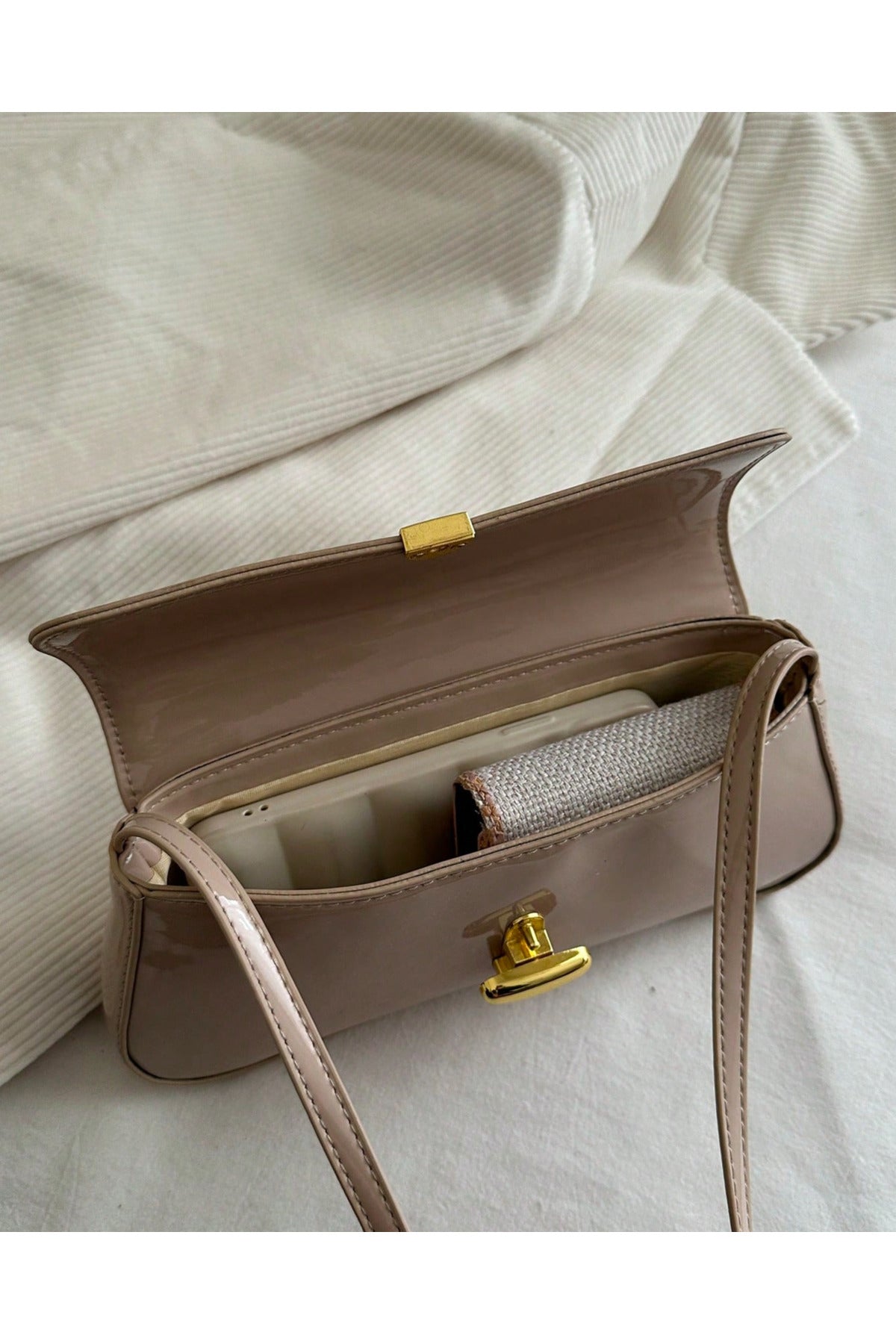 Liva Rugan Kadın Vintage Gold Tokalı Retro Model El ve Omuz Çantası - Rugan Vizon