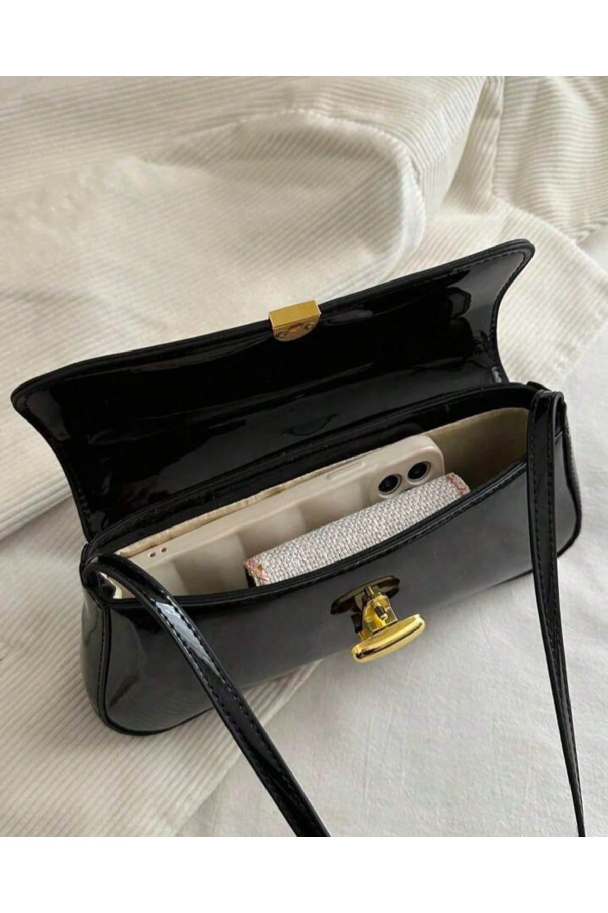 Liva Rugan Kadın Vintage Gold Tokalı Retro Model El ve Omuz Çantası - Rugan Siyah